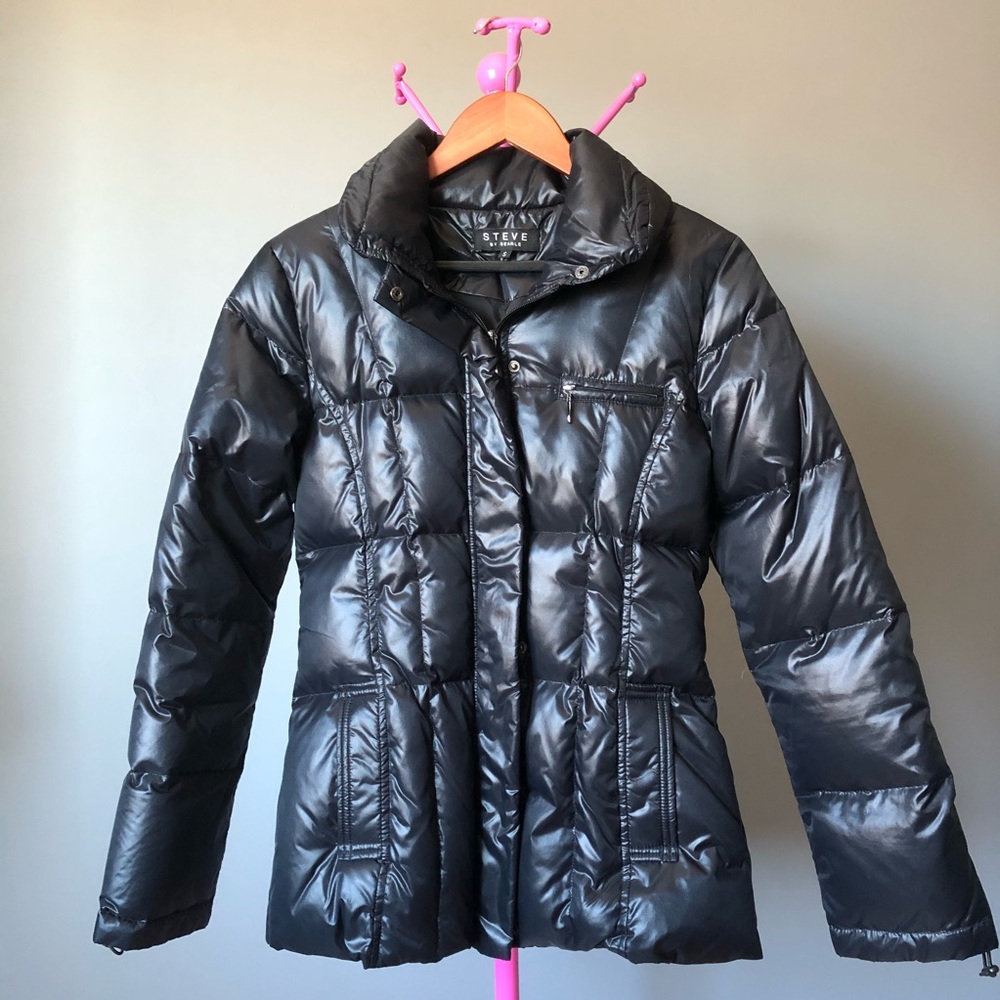 Black fitted puffer jacket